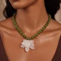 Elegante collar bohemio de cuentas verdes con un colgante de flor blanca mate - Estilo de Colgante de Flor Blanca Mate (6811301HB) / Verde oscuro