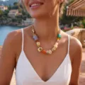 Collar bohemio de cuentas grandes de colores y detalles dorados para look playero de verano - Estilo de Cuentas Multicolores Irregulares (6804901HB) / Multicolor