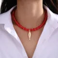 Collar bohemio de cuentas rojas con colgante de pez dorado, accesorio de playa para mujer. - Estilo de Colgante de Pez Hueco (6754101HB) / Rojo Brillante