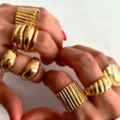 Elegante juego de anillos dorados irregulares con varias texturas y acabados lisos - Juego Chapado de Lujo (6414001HB) / Dorado