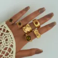 Conjunto de anillos irregulares vintage bañados en oro con motivos de sol y ámbar - Estilo Retro de Textura Irregular (6512801HB) / Juego de 12 / Dorado