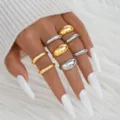 Set de anillos gruesos irregulares en acabado oro y plata sobre fondo blanco texturizado. - Juego de 12 Piezas de Oro y Plata con Pared Gruesa Irregular (5977101HB) / Bicolor Oro y Plata