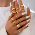 Elegante juego de 12 anillos bañados en oro con perlas y diseños de cadenas irregulares - Juego de 12 Piezas de Cadena de Perlas Artificiales Irregulares (6463801HB) / Dorado