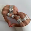 Juego de anillos plateados irregulares con diseños acanalados y lisos para mujeres - Anillo de Nudillo Irregular / Juego Irregular Minimalista (6422202HB) / Plateado