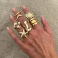 Conjunto de anillos dorados con perlas y estrellas de mar estilo playa 12 piezas - Anillo de Nudillo Irregular / Juego de 12 Perlas Oceánicas (6485901HB) / Dorado