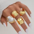 Elegante set de anillos dorados con perla barroca irregular y bandas martilladas - Anillo de Nudillo Irregular / Juego de 4 Perlas Barrocas (6505601HB) / Dorado