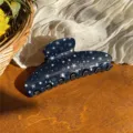 Donkerblauwe acryl haarklem met wit sterrenpatroon, stijlvol haaraccessoire voor vrouwen. - L / Haarklem / Blauw