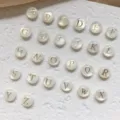 Natürliche Süßwassermuschel goldgeprägte Buchstaben Flachperlen Detailansicht für DIY Schmuck. - 8mm Loch ca. 1mm / Buchstabe A