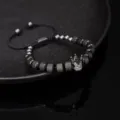 Herren Vintage schwarzes geflochtenes Armband mit Krone und strukturierten Metallperlen. - Schwarz