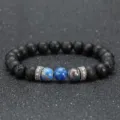 Nahaufnahme des 8mm schwarzen Lavastein und blauen Jaspis Yoga Perlenarmbands Detail. - Lavastein und Blauer Naturstein mit Silber Perlen