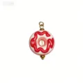 Nahaufnahme Detail des süßen Donut Emaille Anhängers mit roter Glasur für DIY Schmuck. - Rot