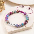 Detailaufnahme des bunten Jaspis Perlenarmbands mit MOM Buchstaben und lila Kordel. - MOM (Geflochten)