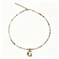 Collana girocollo con perline colorate in stile bohémien e ciondolo con lettera G dorata. - Lettera G