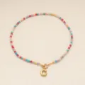 Bunte Perlen-Choker-Halskette mit goldenem Buchstaben C Anhänger für Damen modischer Schmuck - Buchstabe C / Gold