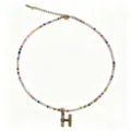 Collana bohémien con perline colorate e ciondolo con lettera H dorata alla moda. - Lettera H