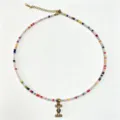 Collana di perle colorate bohémien con ciondolo a lettera dorata, gioielli artigianali donna. - Lettera I
