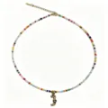 Collana di perle colorate fatte a mano boho con elegante ciondolo con lettera dorata - Lettera J