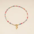 Collier bohème en perles colorées avec pendentif lettre F dorée et fermoir délicat. - Lettre F / Or