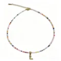 Collana girocollo con perline colorate e ciondolo a lettera L dorata, gioiello in stile boho. - Taglia L