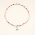 Collier de perles colorées bohème avec pendentif lettre A en acier inoxydable vue détaillée. - Lettre A / Acier