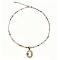 Collana di perle colorate fatta a mano con ciondolo lettera in acciaio dorato chic. - Lettera O