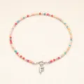 Vue détaillée du collier de perles colorées avec pendentif lettre F argenté et fermoir. - Lettre F / Acier