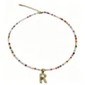 Elegante collana di perle colorate con ciondolo lettera R dorata e catenella. - Lettera R