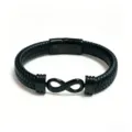 Detailansicht des schwarzen geflochtenen Lederarmbands mit edlem Edelstahl-Magnetverschluss. - Schwarzes Modell mit feiner Flechtung / 19cm