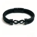 Nahaufnahme des schwarzen geflochtenen Lederarmbands mit dem metallenen Unendlichkeitssymbol. - Schwarz Doppellagig Geflochtener Stil / 19cm