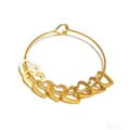 Goldenes Edelstahl Armband offener Reif mit mehreren herzen Anhängern für Damen. - 8 Gravierte Herzen / Gold