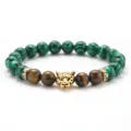 Bracciale di perle da uomo con malachite verde, pietre occhio di tigre e ciondolo testa di leopardo. - Verde Oro