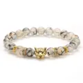Herren Perlenarmband mit Natursteinperlen und einem goldenen Leopardenkopf Charm. - Schwarz Weiß Achat Textur Stein Stil / Grau