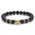 Herren 8mm schwarzer Lavastein Perlenarmband mit goldenem Leopardenkopf und Strass Abstandshaltern. - Lavastein-Stil / Gold