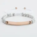 Verstellbares weißes Howlith Perlenarmband mit roségoldenem Edelstahl Blanko ID Armband - Weiß und Roségold