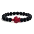 Schwarze Lavastein Perlenarmband mit rotem Schildkröten Anhänger elastischer Modeschmuck. - Lavastein & Rote Schildkröte