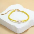 Bunte Kristallperlen Armband mit echter Süßwasserperle und goldenen Metallaccessoires für Damen - Gelb