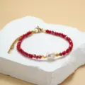 Rode kristalen kralen armband met natuurlijke zoetwaterparel en gouden accenten detail - Rood