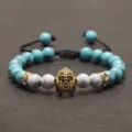Türkis Stein geflochtenes Armband mit goldenem Spartan Helm für Damen und Herren - Weiß