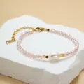 Close-up detail van de roze kristal en zoetwaterparel kralen armband met gouden ketting. - Roze