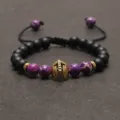 Verstellbares geflochtenes Armband mit schwarzen Perlen, violettem Jaspis und Helm - Lila