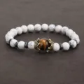 Herren Mode Krone Perlenarmband mit weißen Howlith und Tigerauge Steinen für den Alltag. - Weißer Türkis Tigerauge - Goldene Krone (NB191122)