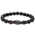 Primer plano detallado de pulsera de piedra volcánica y cuentas de madera para hombre. - Estilo 2