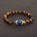 Bracelet de perles en pierre œil de tigre naturel pour homme avec charme couronne bleu - Œil de Tigre Lapis-Lazuli - Couronne en Argent (NB191122)