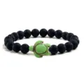 Schwarzes Lavastein Perlenarmband mit gruener Schildkroete Charme elastischer Paar Schmuck neu - Lavastein & Grüne Schildkröte