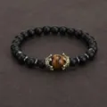 Bracelet en perles noires mates avec œil de tigre et couronne dorée vintage pour homme - Pierre Dépolie Œil de Tigre - Couronne en Or Antique (NB191122)