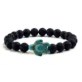Lavastein Perlenarmband mit türkis farbenem Schildkröten Anhänger elastischer Armschmuck - Lavastein & Blaue Schildkröte