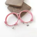 Paar magnetische geflochtene Armbänder Set mit niedlichen Berg und Wellen Metall Anhänger Details. - Rosa