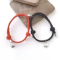Vue détaillée de bracelets tressés magnétiques pour couples avec pendentifs vague et montagne. - Rouge + Noir