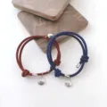Bracelets de couple tressés magnétiques avec des pendentifs en métal pour cadeau. - Marine+Bordeaux