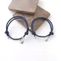 Vue détaillée des bracelets en corde tressée à attraction magnétique pour couple avec pendentif. - Bleu foncé